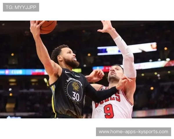 库里接球三分出手即中，勇士全队一阵欢呼