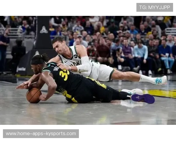 字母哥低位碾压进攻连拿 8 分，雄鹿打出高潮